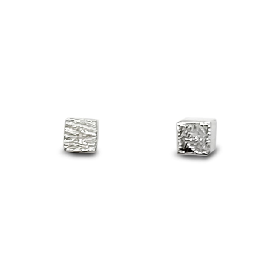 AROS ANDREA COGGIOLA JOYAS MINI CUBO SATINADO PLATA FINA 925 - 2
