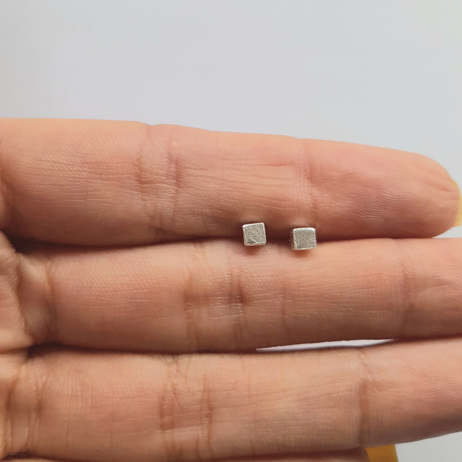 AROS ANDREA COGGIOLA JOYAS MINI CUBO SATINADO PLATA FINA 925 - 3