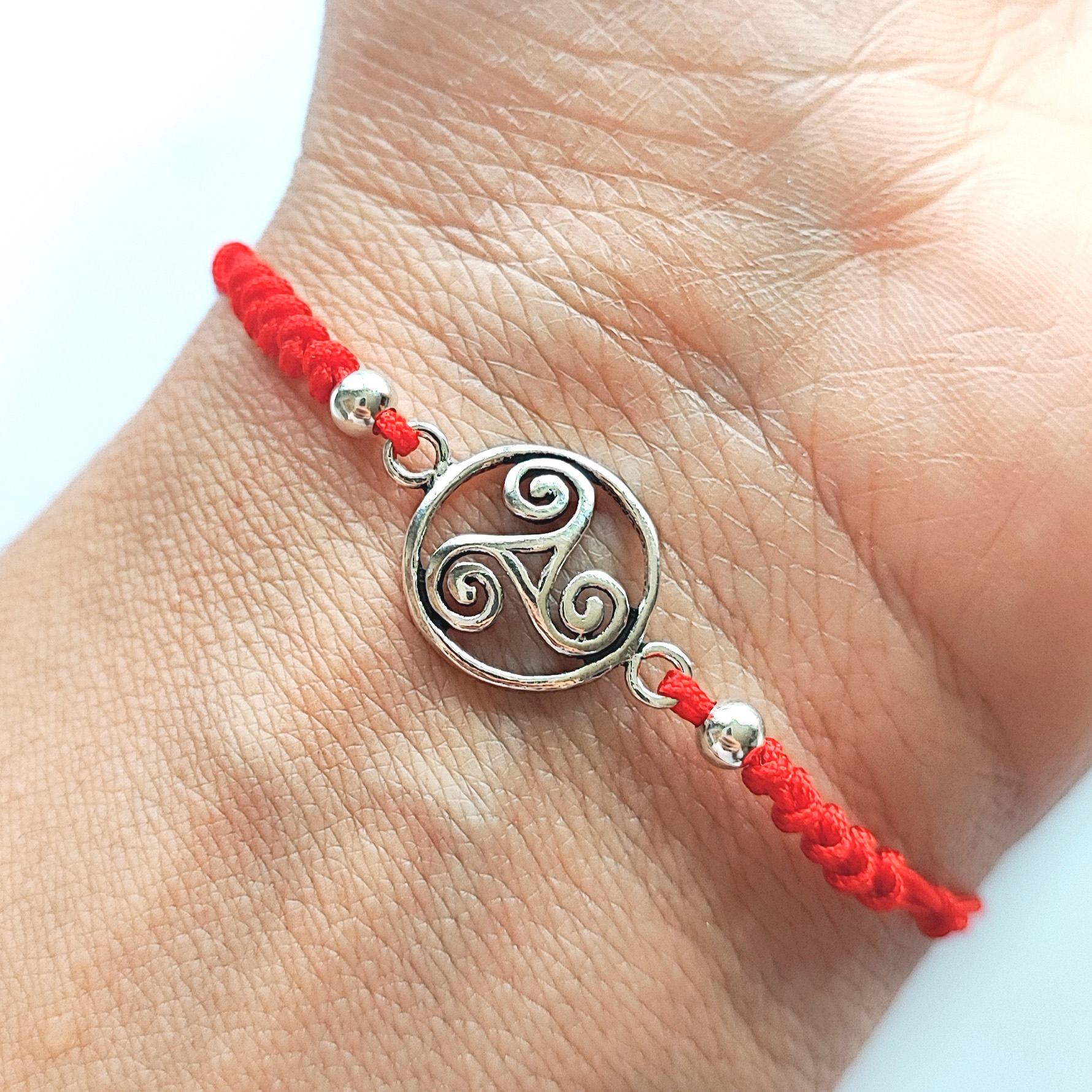 PULSERA ANDREA COGGIOLA JOYAS CELTA PLATA FINA 925 ENVEJECIDA CORDÓN ROJO - 2