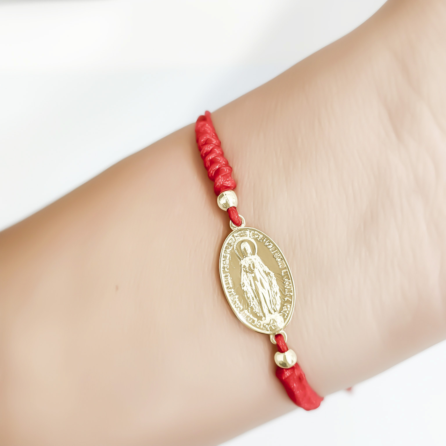 PULSERA VIRGEN DE LOS RAYOS OVALADA ENCHAPADA EN ORO 18K CORDON ROJO - 2