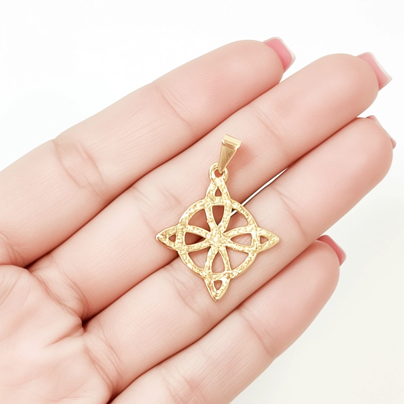 COLGANTE NUDO DE BRUJA CALADO TEXTURADO ENCHAPADO ORO 18K - 3