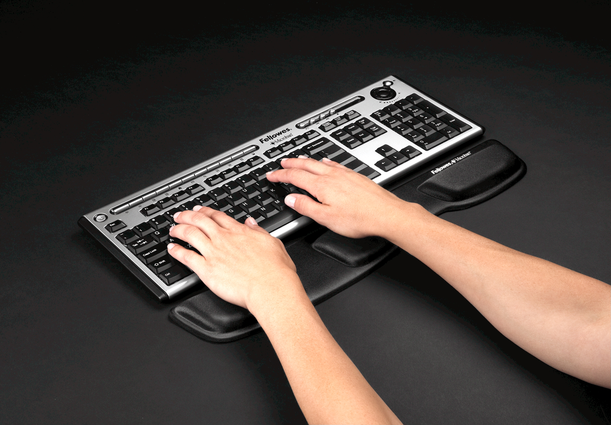 REPOSA MUÑECAS TECLADO NEGRO HILADO - 6