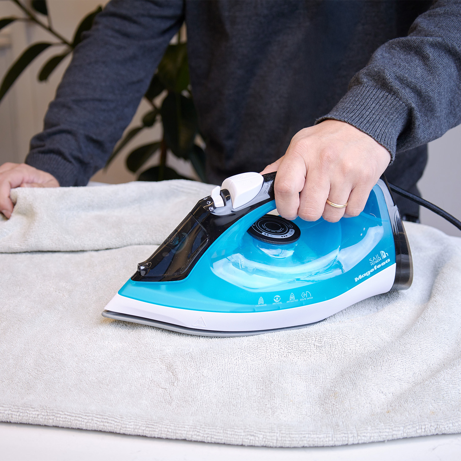 PLANCHA DE ROPA A VAPOR MAGEFESA SAIL MGF6234 - 3
