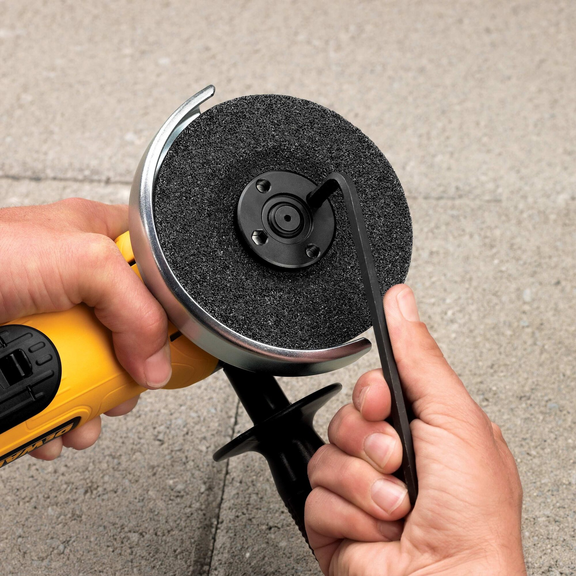 ESMERIL ANGULAR 4 1/2' DEWALT MODEL DWE4120 900W - 4