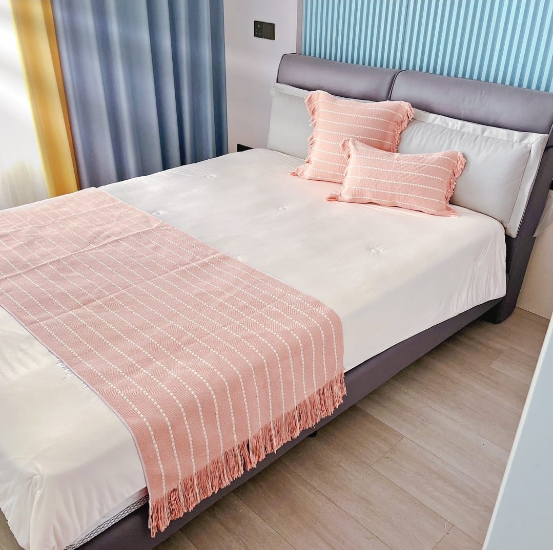 PIECERA ANGELES DEL HOGAR TEJIDA + FLECOS + 2 FUNDAS COJÍN 2 PLAZAS KING 210 X 70 CM - 1