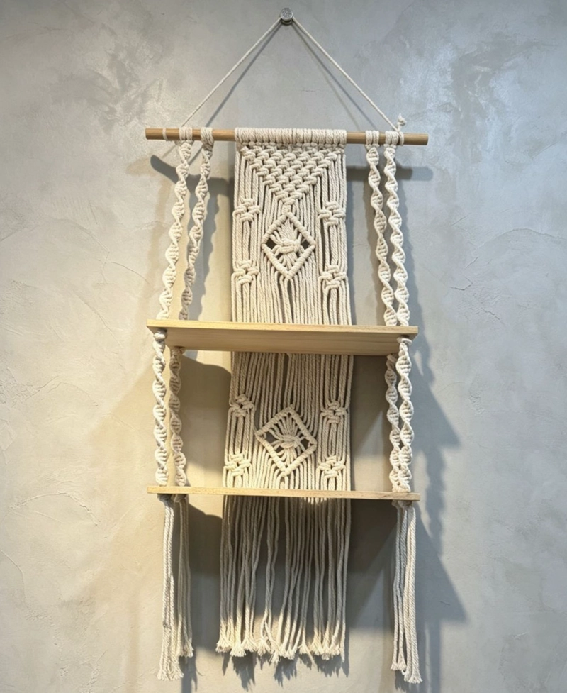 ESTANTE PARA COLGAR DE MACRAME  HECHO A MANO CON BORLAS - 1