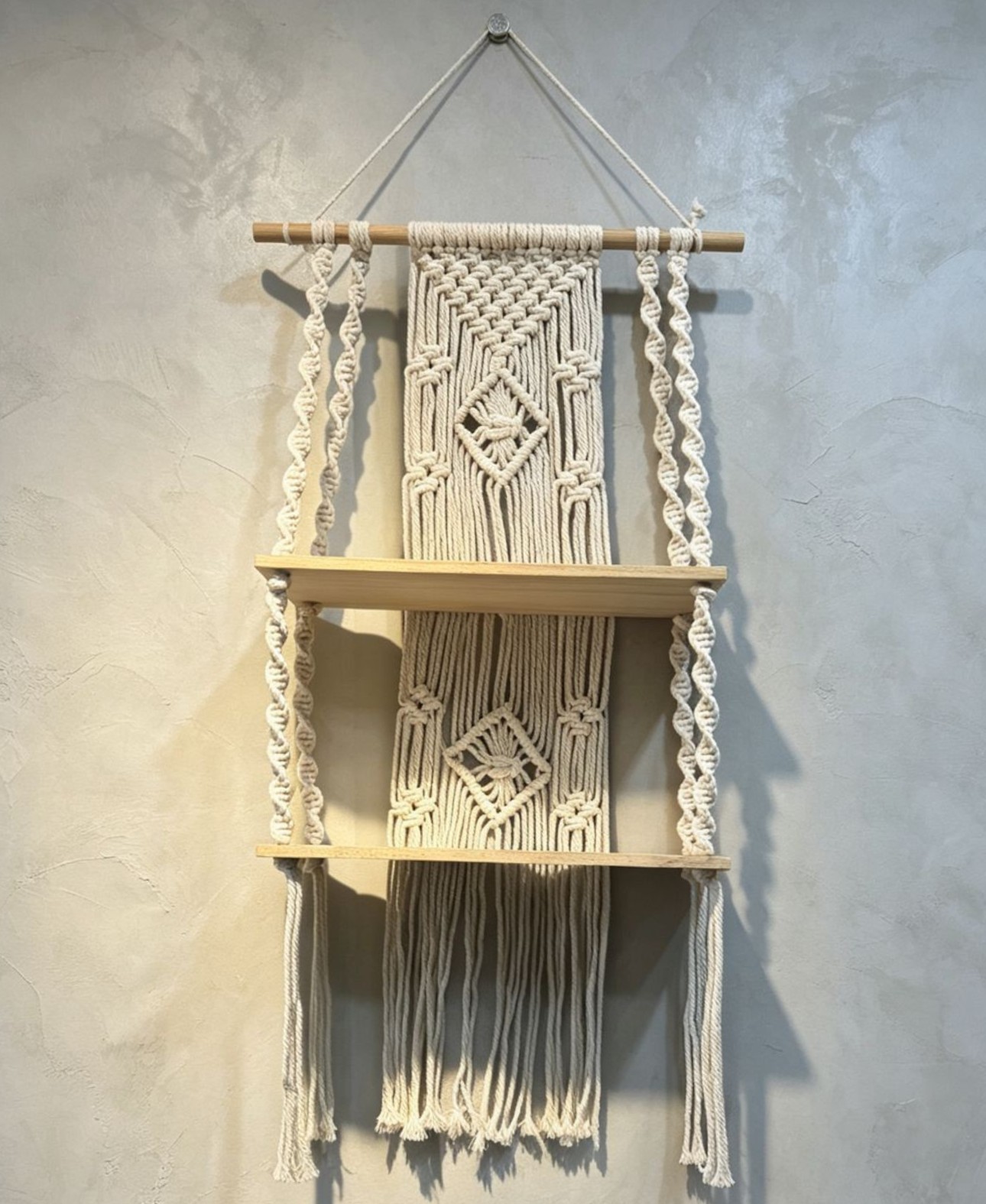 ESTANTE PARA COLGAR DE MACRAME  HECHO A MANO CON BORLAS - 1