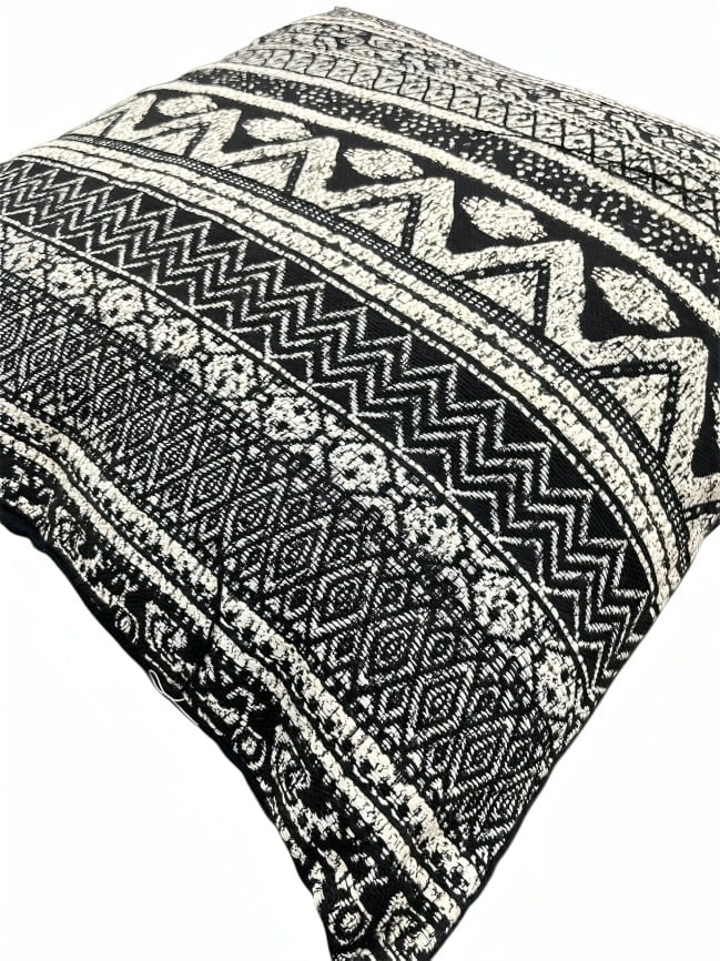 COJIN DISEÑO CUADRADO BLANCO CON NEGRO SIN FLECOS - 1