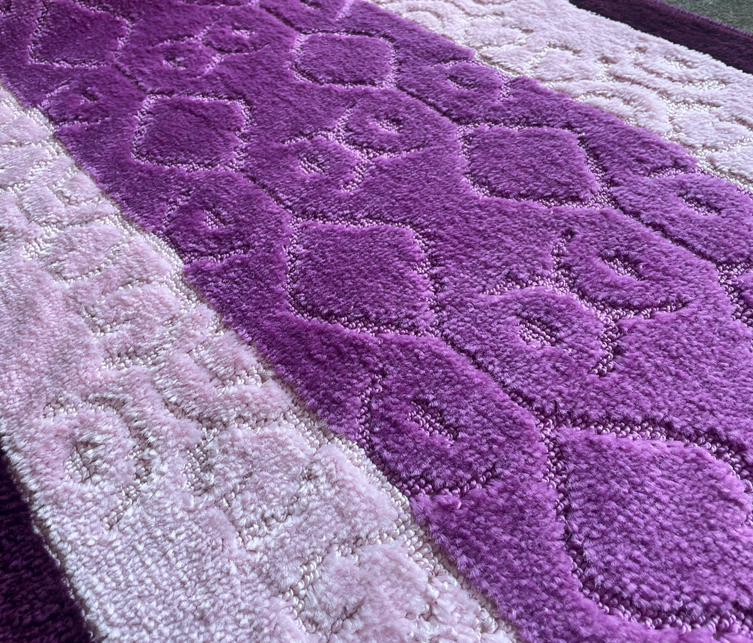ALFOMBRA MROTTO ANTIDESLIZANTE CONTEMPORÁNEA MODERNA ALFODIA PASILLO MORADO GOMA SINOVERLOCK 67CMX3M - 2