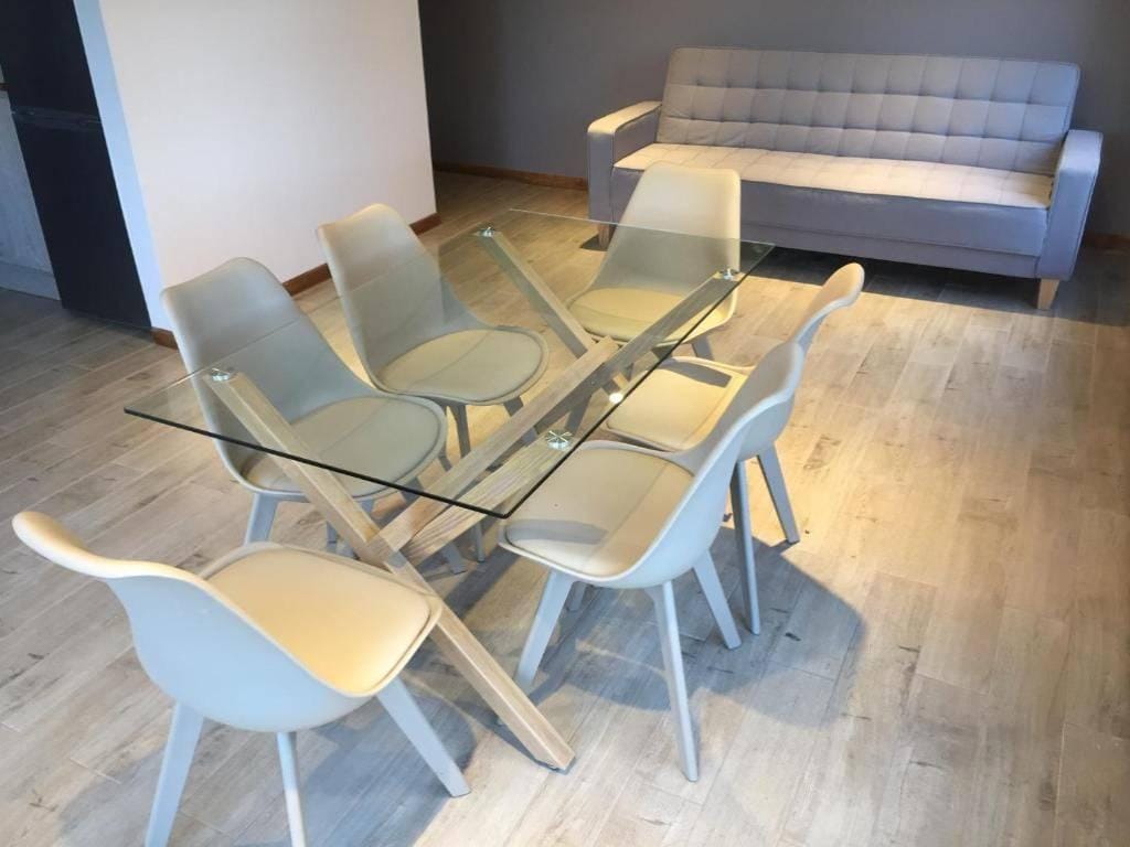 COMEDOR MEDLOCK VIDRIO 140X90 + 6 SILLAS TULIP COLOR GRIS - 1