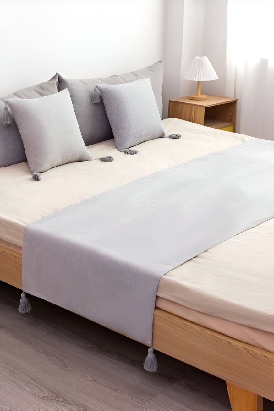 JUEGO DE PIECERA DE CAMA MAS 2 COJIN CON FUNDAS MODELO PLUSH GRIS - 1