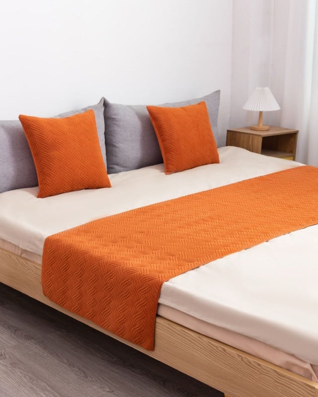 JUEGO DE PIECERA DE CAMA CON 2 FUNDAS MODELO PLUSH NARANJA - 1