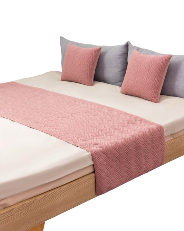 JUEGO DE PIECERA DE CAMA CON 2 FUNDAS MODELO PLUSH ROSADO - 3