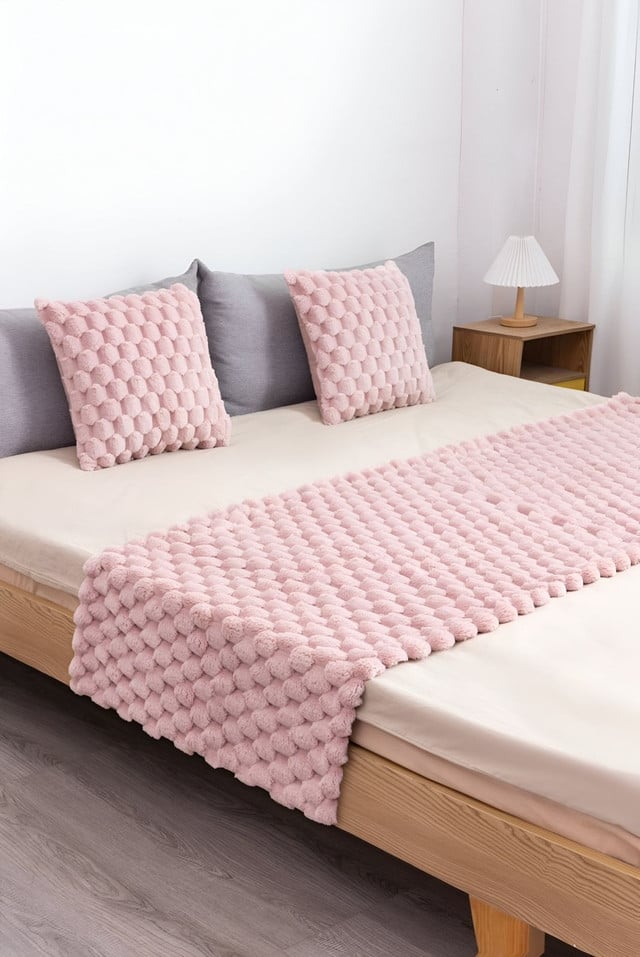 JUEGO DE PIECERA DE CAMA CON 2 FUNDAS MODELO PERLA ROSADO - 1