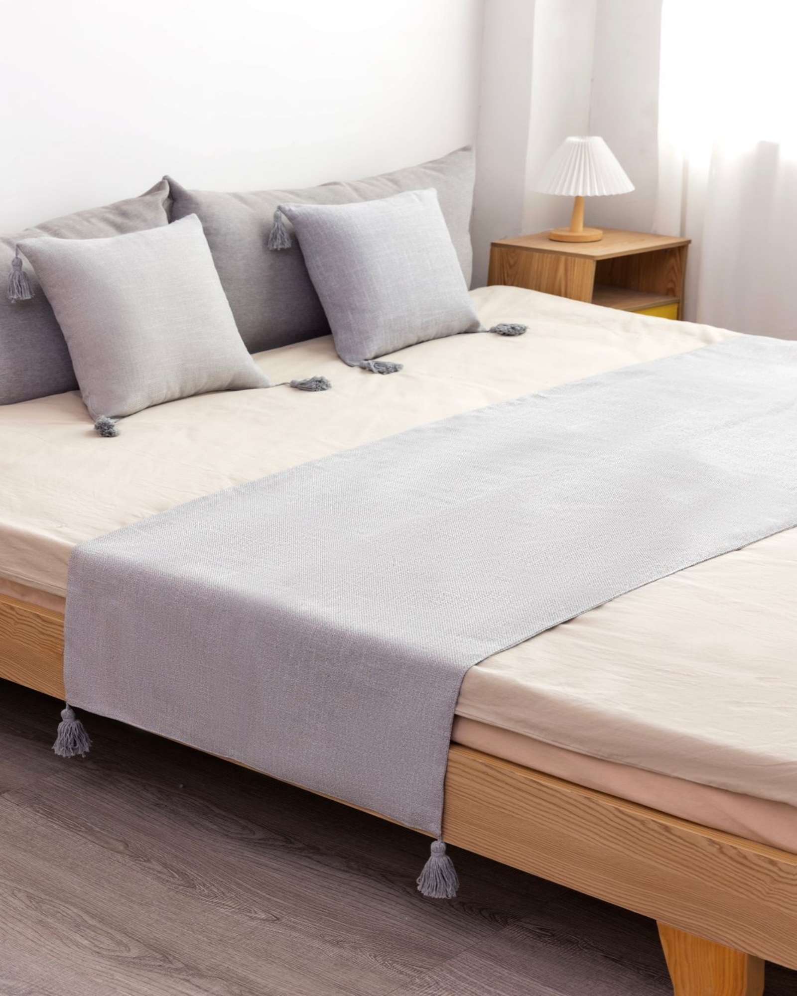 PIECERA SIN FUNDAS CON POMPONES GRIS - 4