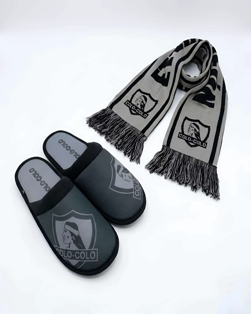 PACK HINCHA ALBO: SET DE PANTUFLAS Y BUFANDA COLO-COLO TALLA L - 6