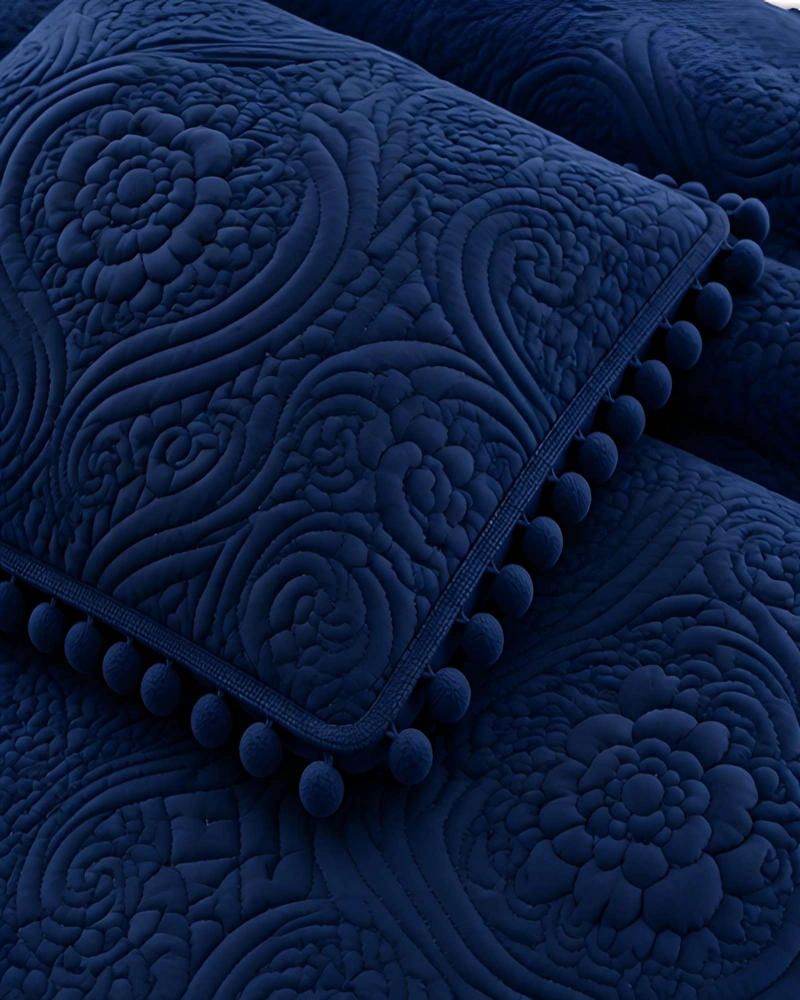 CUBRECAMA DE 1.5 PLAZA CON DISEÑO EN RELIEVE Y POMPONES DECORATIVOS - 2