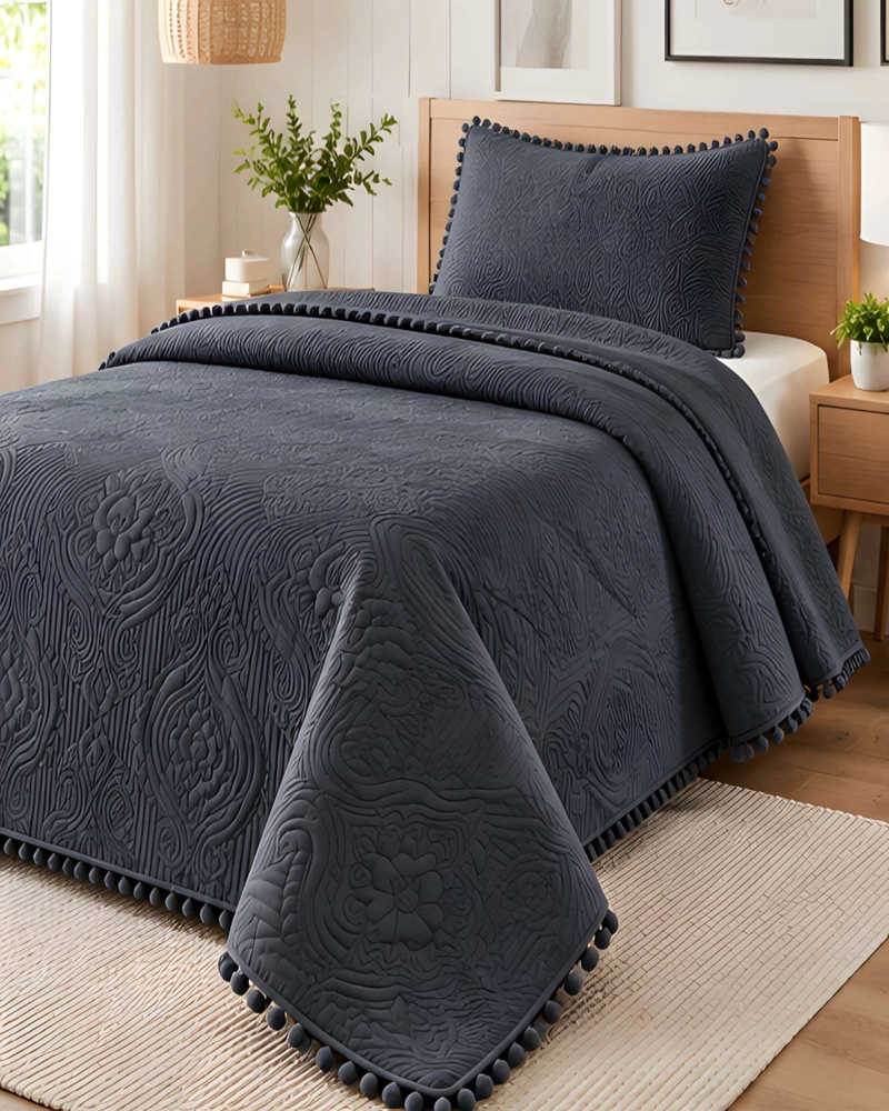 CUBRECAMA DE 1.5 PLAZA CON DISEÑO EN RELIEVE Y POMPONES DECORATIVOS - 1