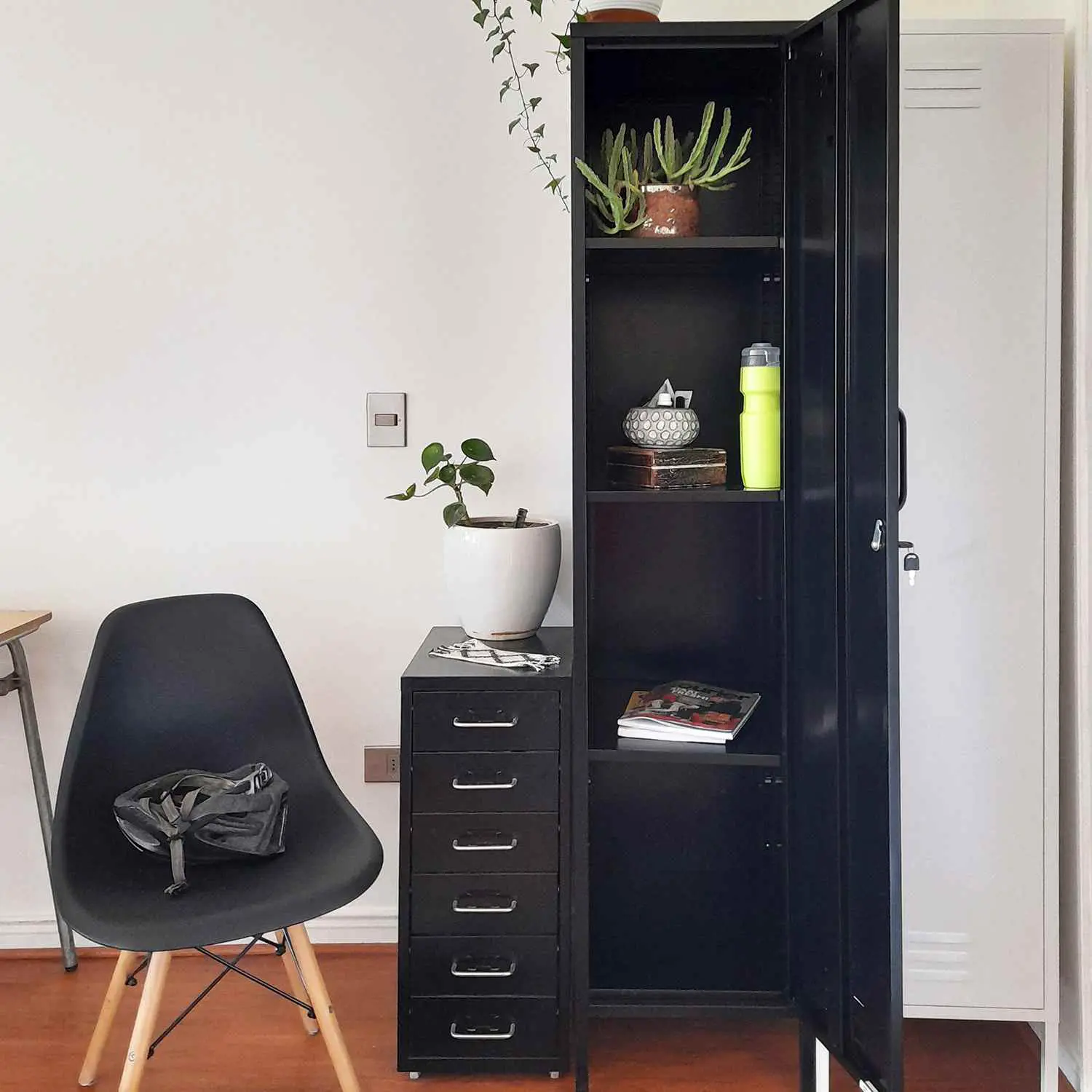 LOCKER CASA METALICO CON LLAVE REPISAS REGULABLES Y COLGADOR COLOR NEGRO MOBITAT - 5