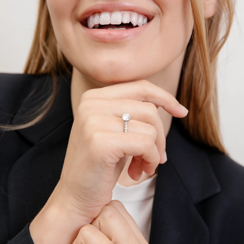 ANILLO DE COMPROMISO MINIMALISTA CON MOISSANITA DE 1 CT - 4