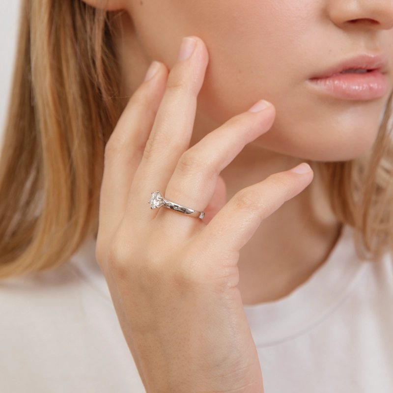 ANILLO DE COMPROMISO SOLITARIO DEVENITE - PLATA LEY RODINADA Y MOISSANITAS - 4