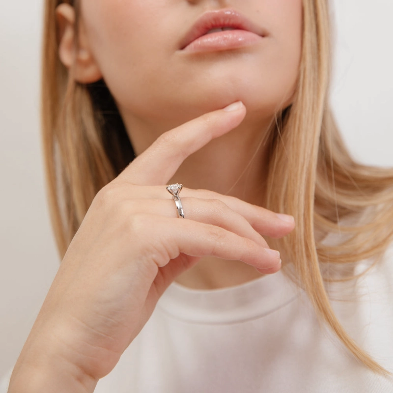 ANILLO DE COMPROMISO SOLITARIO DEVENITE - PLATA LEY RODINADA Y MOISSANITAS - 5