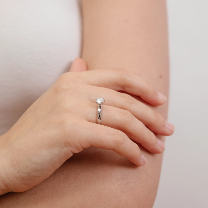 ANILLO DE COMPROMISO SOLITARIO DEVENITE - PLATA LEY RODINADA Y MOISSANITAS - 6
