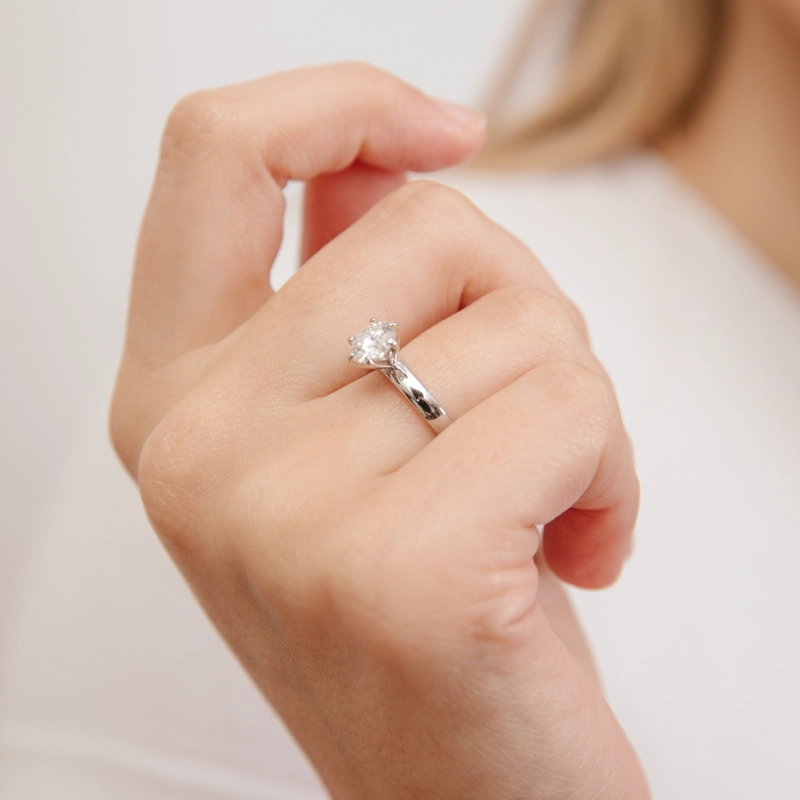 ANILLO DE COMPROMISO SOLITARIO DEVENITE - PLATA LEY RODINADA Y MOISSANITAS - 7