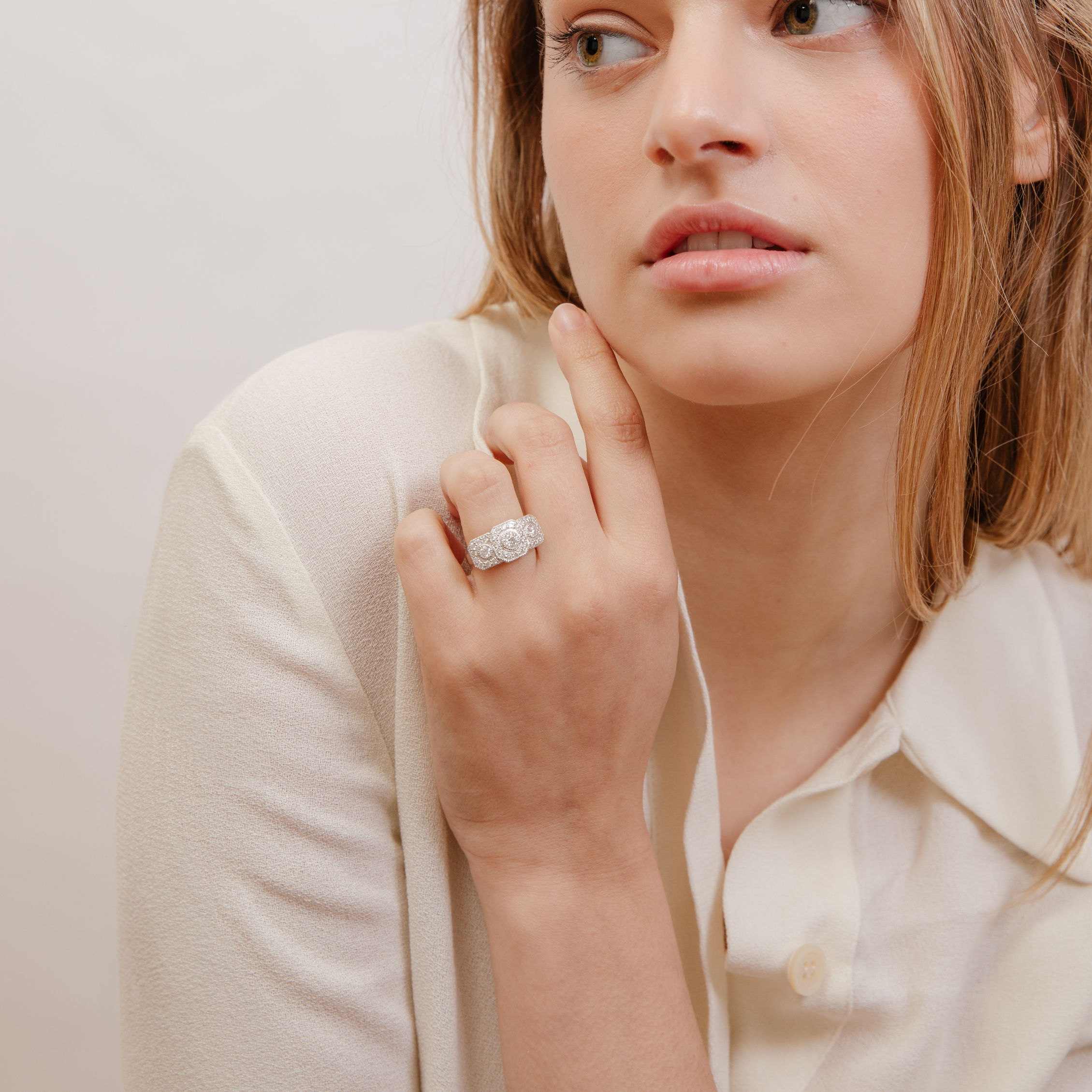 ANILLO DE COMPROMISO BOOMZAIR 'DAKOTA' CON MOISSANITAS EN PLATA LEY RODINADA - 4