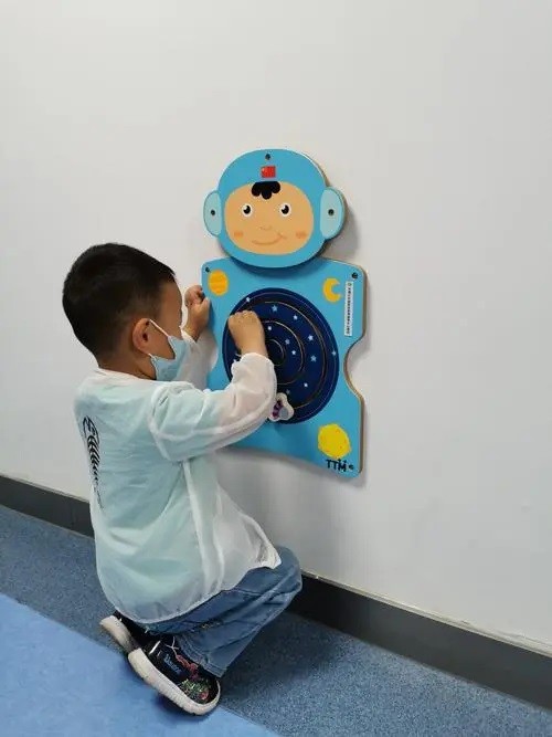 JUEGO PARED MADERA DISEÑO ASTRONAUTA - 2
