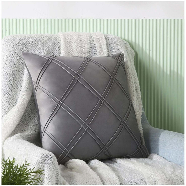 PACK DE 02 FUNDAS DE COJÍN DE TERCIOPELO CON RAYAS 45X45 GRIS - 4