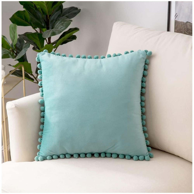 PACK DE 02 FUNDAS DE COJÍN DE TERCIOPELO CON POMPON 45X45 CALIPSO - 1