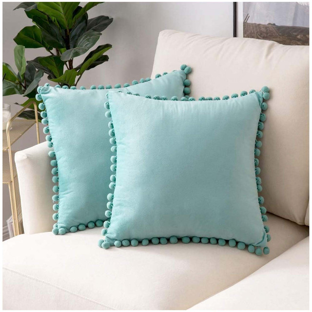 PACK DE 02 FUNDAS DE COJÍN DE TERCIOPELO CON POMPON 45X45 CALIPSO - 2