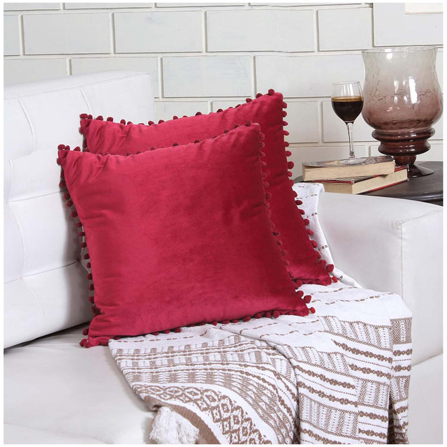 PACK DE 02 FUNDAS DE COJÍN DE TERCIOPELO CON POMPON 45X45 BURDEO - 2