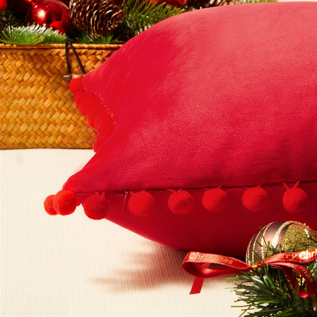 PACK DE 02 FUNDAS DE COJÍN DE TERCIOPELO CON POMPON 45X45 BURDEO - 3