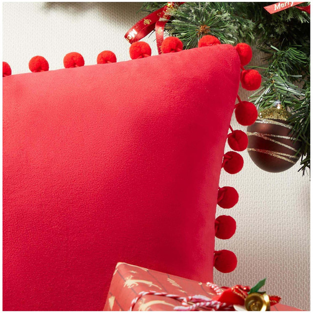PACK DE 02 FUNDAS DE COJÍN DE TERCIOPELO CON POMPON 45X45 BURDEO - 4