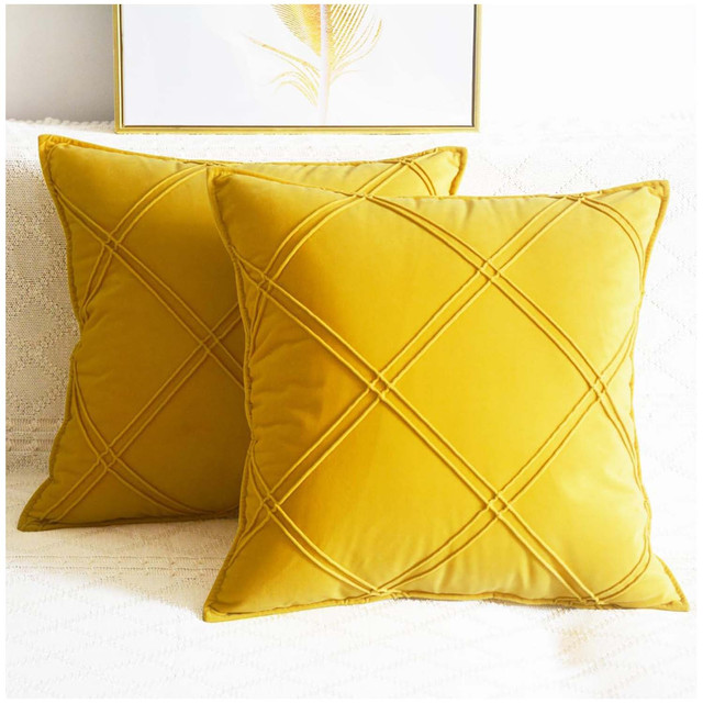 PACK DE 02 FUNDAS DE COJÍN DE TERCIOPELO CON RAYAS 45X45 AMARILLO - 2