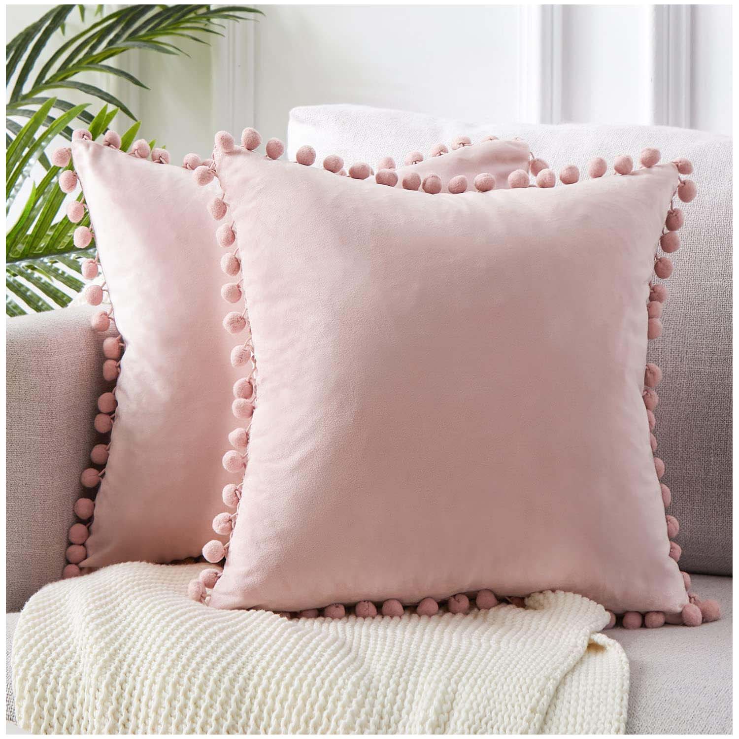 PACK DE 02 FUNDAS DE COJÍN DE TERCIOPELO CON POMPON 45X45 ROSA - 1