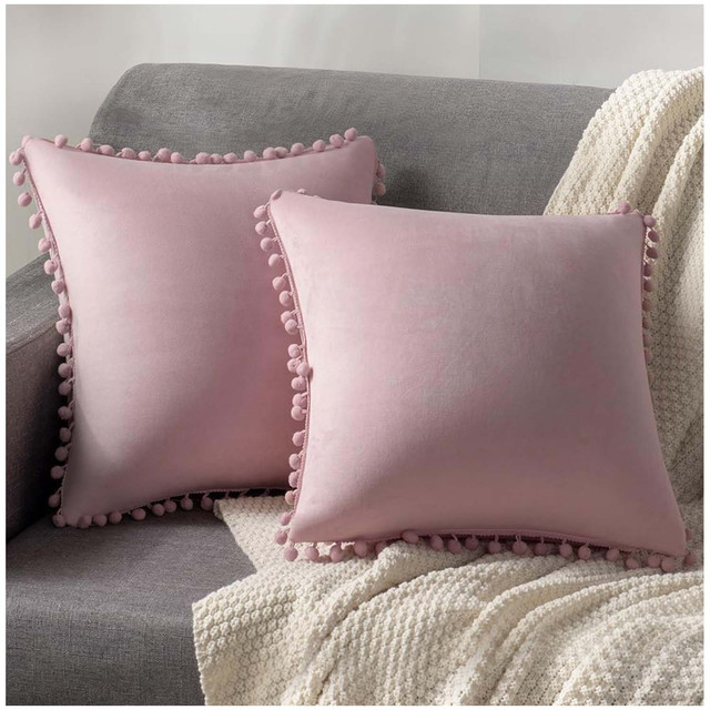 PACK DE 02 FUNDAS DE COJÍN DE TERCIOPELO CON POMPON 45X45 ROSA - 2