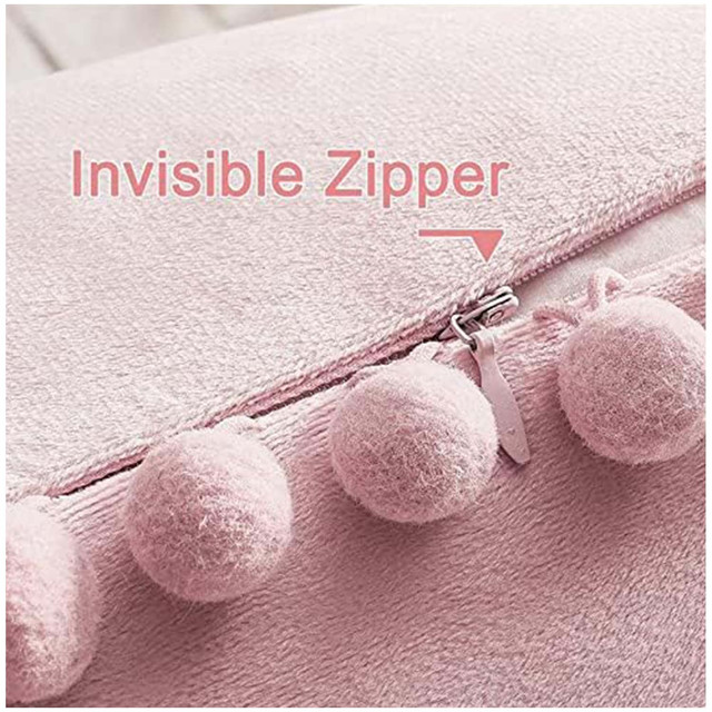 PACK DE 02 FUNDAS DE COJÍN DE TERCIOPELO CON POMPON 45X45 ROSA - 4
