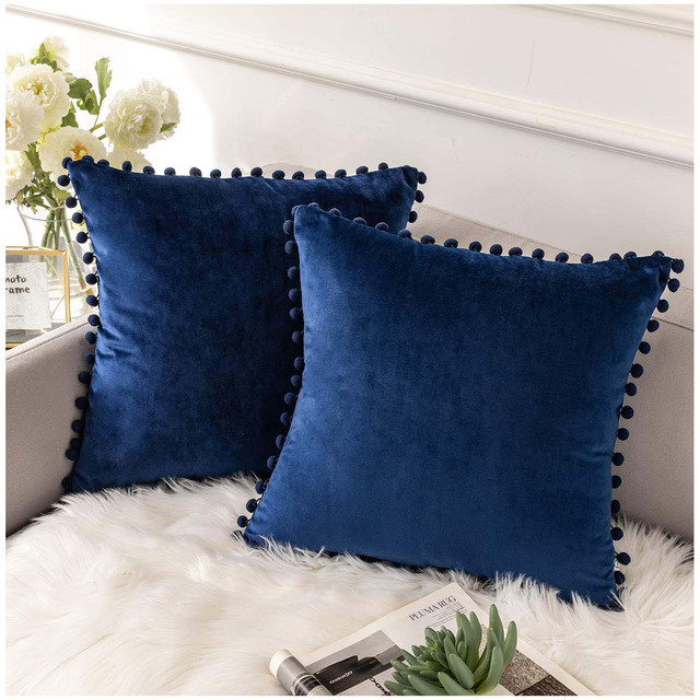 PACK DE 02 FUNDAS DE COJÍN DE TERCIOPELO CON POMPON 45X45 AMARINO - 1