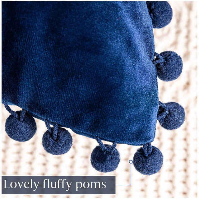 PACK DE 02 FUNDAS DE COJÍN DE TERCIOPELO CON POMPON 45X45 AMARINO - 4