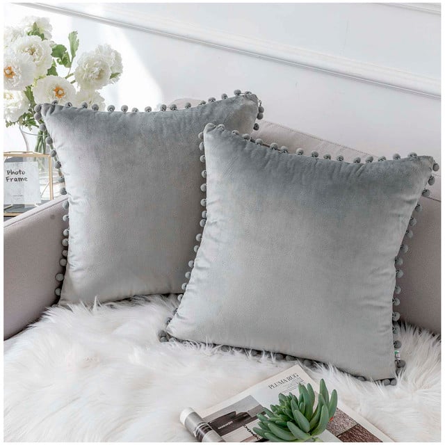 PACK DE 02 FUNDAS DE COJÍN DE TERCIOPELO CON POMPON 45X45 GRIS - 1
