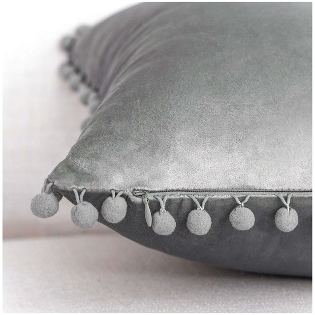 PACK DE 02 FUNDAS DE COJÍN DE TERCIOPELO CON POMPON 45X45 GRIS - 3