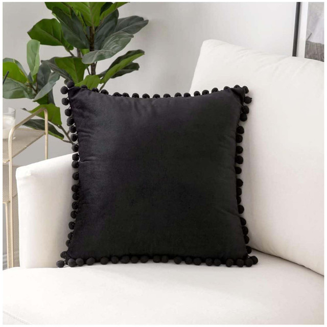 PACK DE 02 FUNDAS DE COJÍN DE TERCIOPELO CON POMPON 45X45 NEGRO - 1