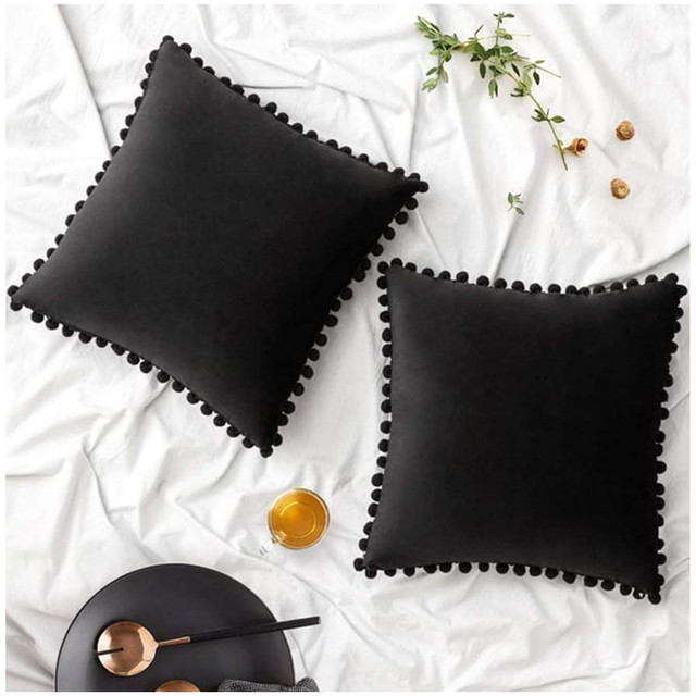 PACK DE 02 FUNDAS DE COJÍN DE TERCIOPELO CON POMPON 45X45 NEGRO - 2