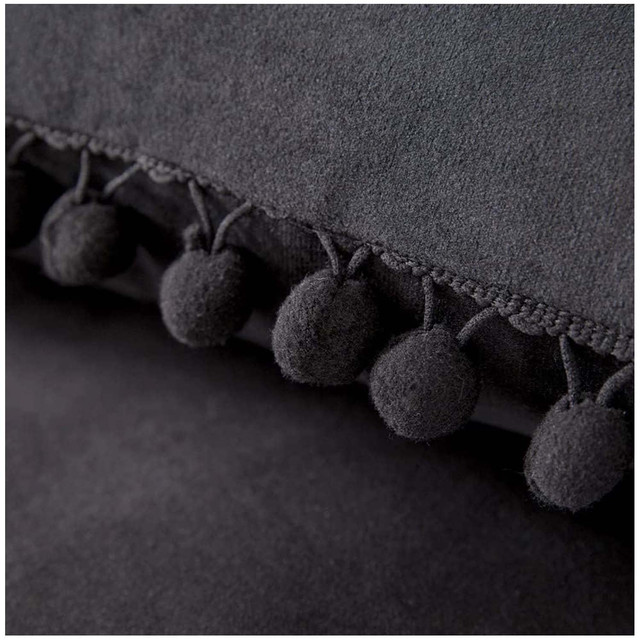 PACK DE 02 FUNDAS DE COJÍN DE TERCIOPELO CON POMPON 45X45 NEGRO - 3