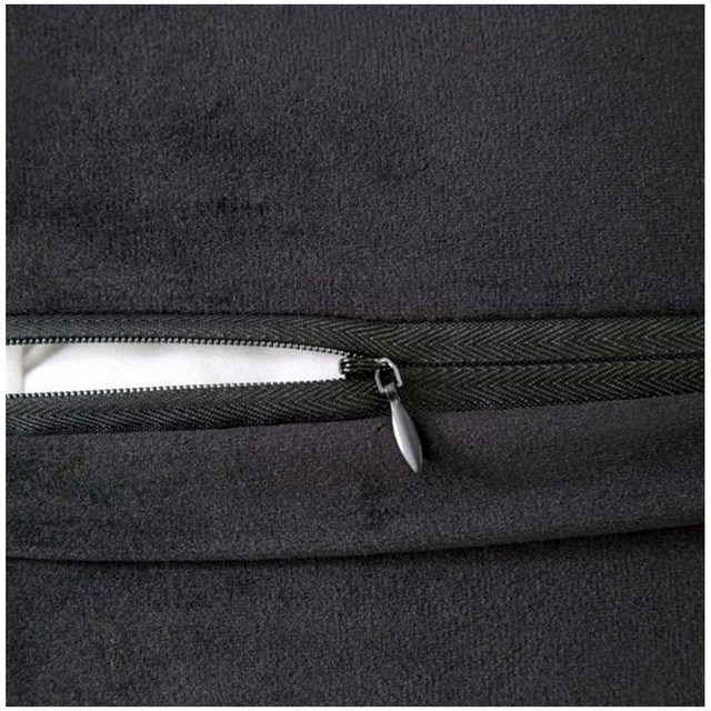 PACK DE 02 FUNDAS DE COJÍN DE TERCIOPELO CON POMPON 45X45 NEGRO - 4