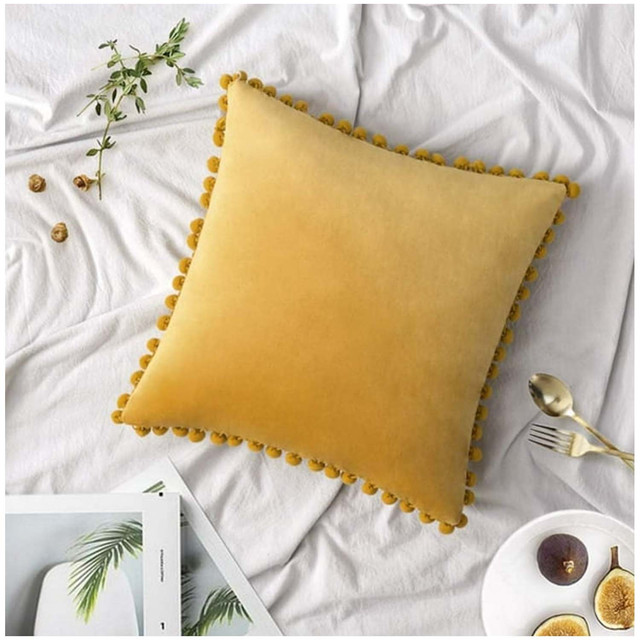PACK DE 02 FUNDAS DE COJÍN DE TERCIOPELO CON POMPON 45X45 AMARILLO - 1