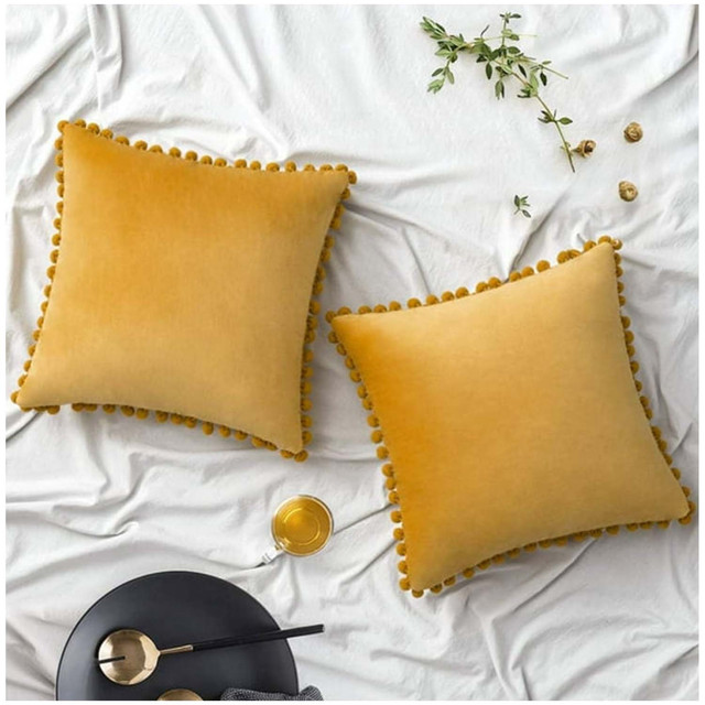 PACK DE 02 FUNDAS DE COJÍN DE TERCIOPELO CON POMPON 45X45 AMARILLO - 3